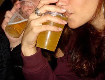 ¿Por qué los jóvenes están bebiendo demasiado? Alerta general