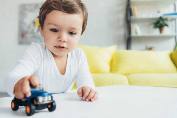 Lições que se aprende, rodando carrinho na sala!